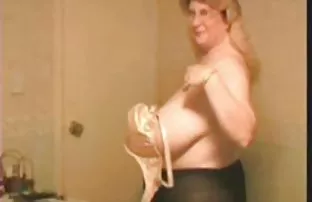 XXX સોનેરી સવારી પર કાળા masturbator