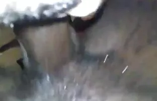 XXX મીઠી છોકરી bares વિશાળ ગાંડ