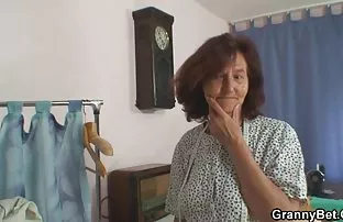 XXX દાદા deflowered પૌત્રી ગેરેજ માં