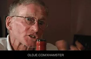 XXX પૌત્રી ઘૂંટણ માં Fucks grandpa